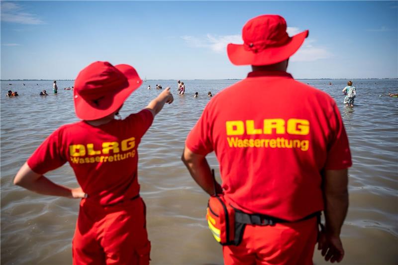 DLRG rettet so viele Menschen wie zuletzt vor 40 Jahren Mitglieder der DLRG (Deutsche Lebens-Rettungs-Gesellschaft) stehen am Strand von Dangast.