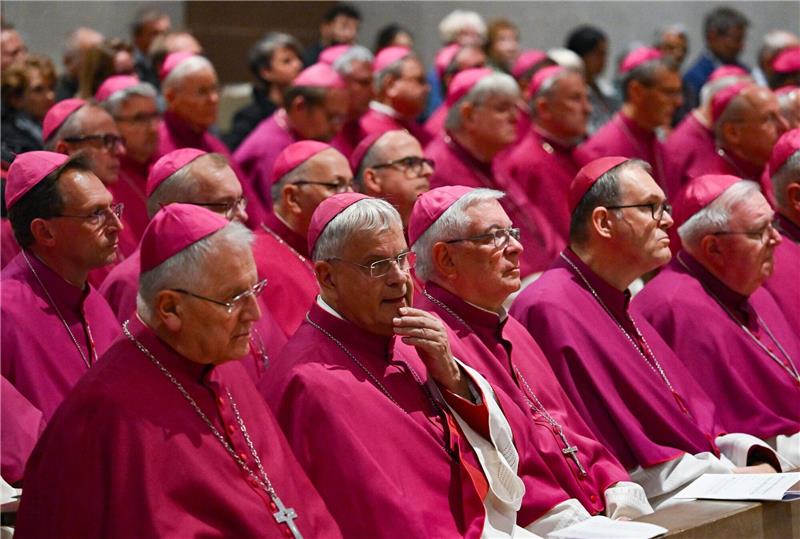 Mitglieder der Deutschen Bischofskonferenz nehmen am Eröffnungsgottesdienst der Herbstvollversammlung in der St. Bonifatius-Kirche teil.