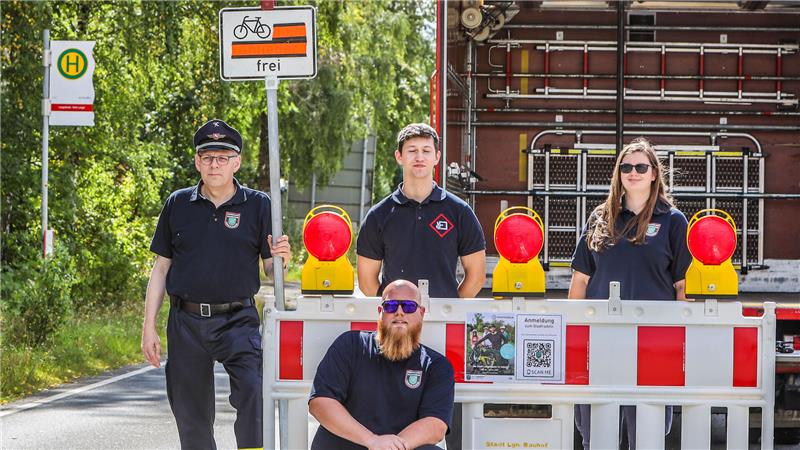 Mitglieder der Feuerwehr sorgen dafür, dass das Innerstetal autofrei bleibt. Ab den Absperrungen befinden sich QR-Codes, um sich fürs Stadtradeln in Langelsheim registrieren zu können.
