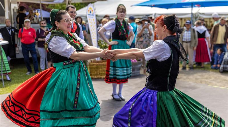 Mitglieder der Folkloretanzgruppe Berlin-Köpenick tanzen in Fläminger Sonntagstracht an der Bühne beim Deutschen Trachtentage in Lübbenau.
