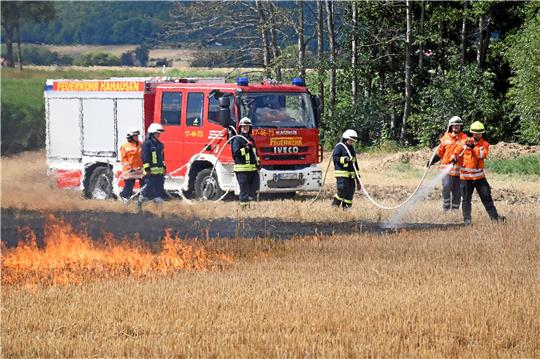 Mitglieder der Freiwilligen Feuerwehren opfern ihre Freizeit, so wie hier die Hahäuser bei der Übung zur Vegetationsbrandbekämpfung an einem Samstag im vergangenen August, um im Ernstfall Leben retten sowie das Hab und Gut von Mitbürgern schützen zu können. Archivfoto: Gereke/Fotos: Gereke