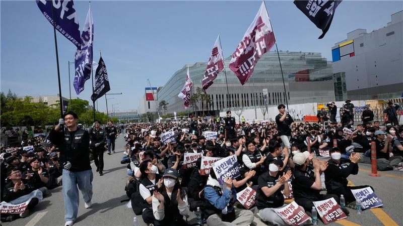 Warum Samsung ein historischer Generalstreik droht Mitglieder der Gewerkschaft von Samsung Electronics demonstrieren im April vor dem Computerchip-Komplex des Unternehmens im südkoreanischen Pyeongtaek für höhere Prämien.
