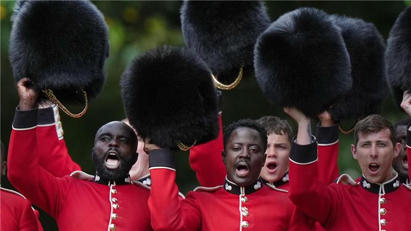 Mitglieder der Grenadier Guards applaudieren König Karl III. während der Übergabe der neuen Regimentsfahnen im Buckingham Palace in London.