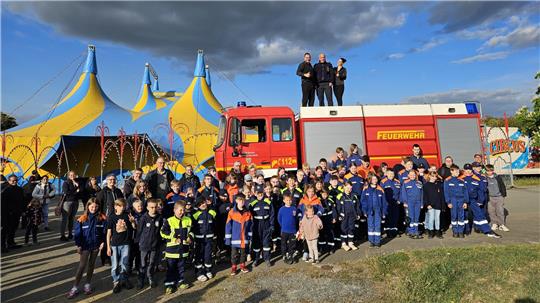 Mitglieder der Jugendfeuerwehr werden zur Premiere des Zirkus Barum eingeladen.