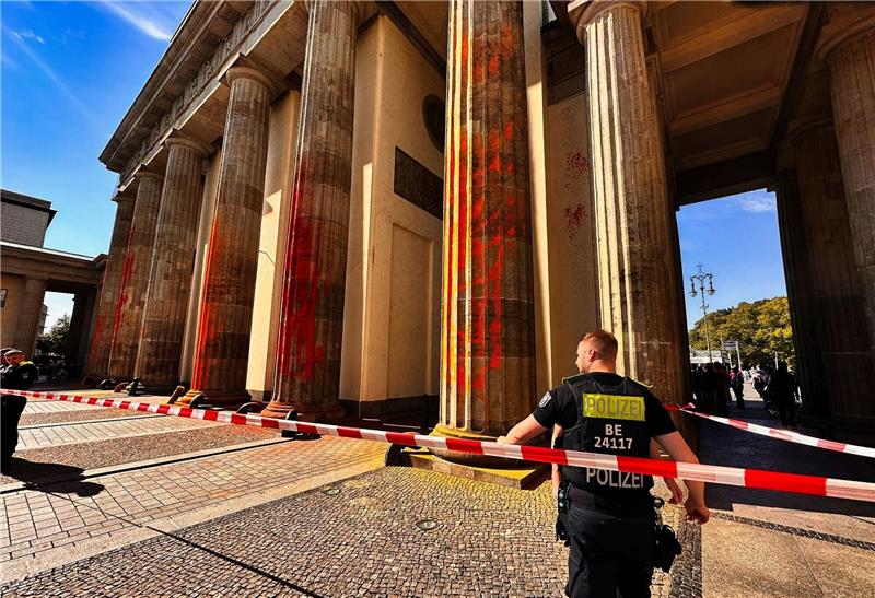 Klimaaktivisten besprühen Brandenburger Tor mit Farbe Mitglieder der Klimaschutzgruppe Letzte Generation haben das Brandenburger Tor mit oranger Farbe angesprüht.