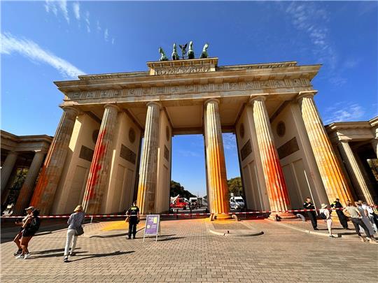 Mitglieder der Klimaschutzgruppe Letzte Generation hatten am 17. September alle Säulen des Brandenburger Tors mit oranger Farbe besprüht.