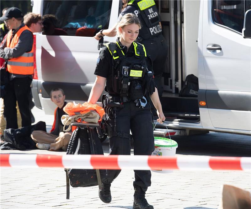 Klimaaktivisten besprühen Brandenburger Tor mit Farbe Mitglieder der Klimaschutzgruppe Letzte Generation hatten am Sonntagvormittag das Brandenburger Tor mit oranger Farbe angesprüht. Die Polizei nahm nach eigenen Angaben 13 Mitglieder vor Ort fest.