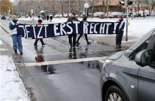 Mitglieder der "Letzten Generation" blockieren während des Prozesses eine Straße.
