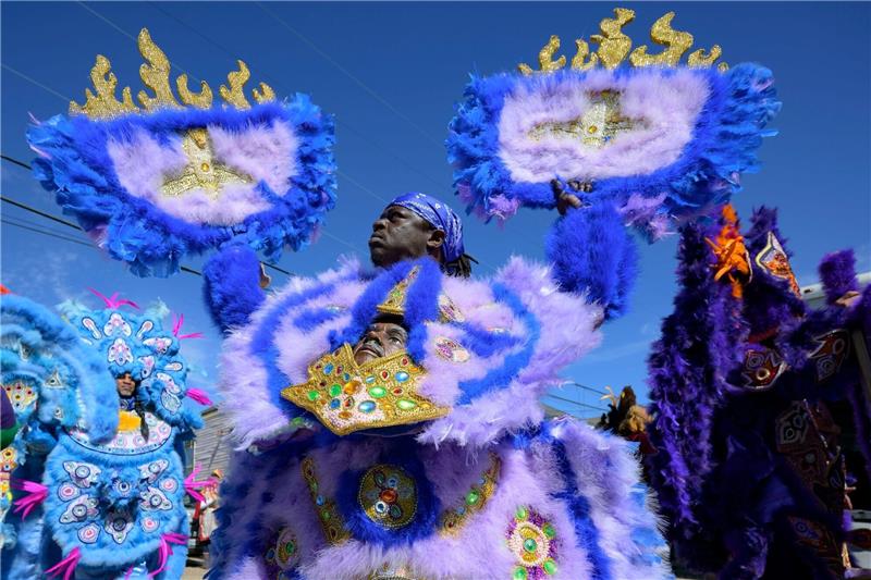 Tausende beim Karneval in New Orleans Mitglieder der Monogram Hunters Black Masking Indians paradieren am Mardi Gras Day in New Orleans.