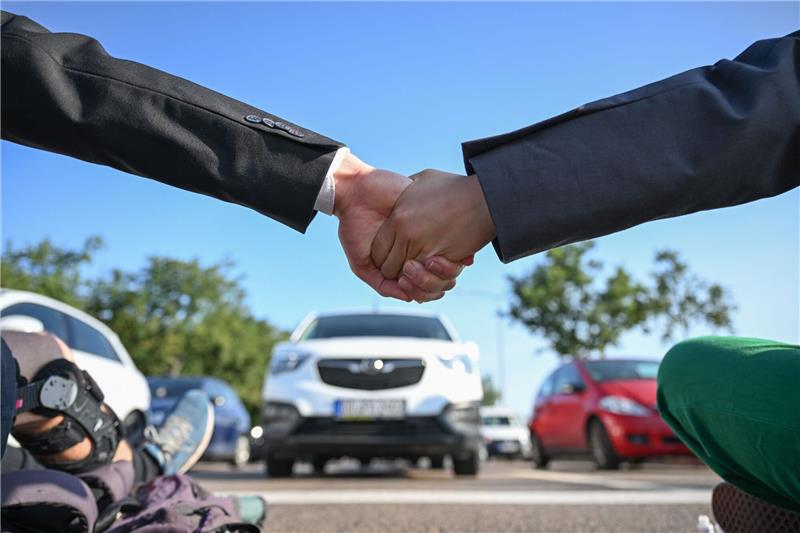 Klima-Aktivisten drohen womöglich Schadenersatzforderungen Mitglieder der Protestgruppe Letzte Generation nehmen an einer Sitzblockade an der Autobahnabfahrt am Elbepark in Dresden teil.