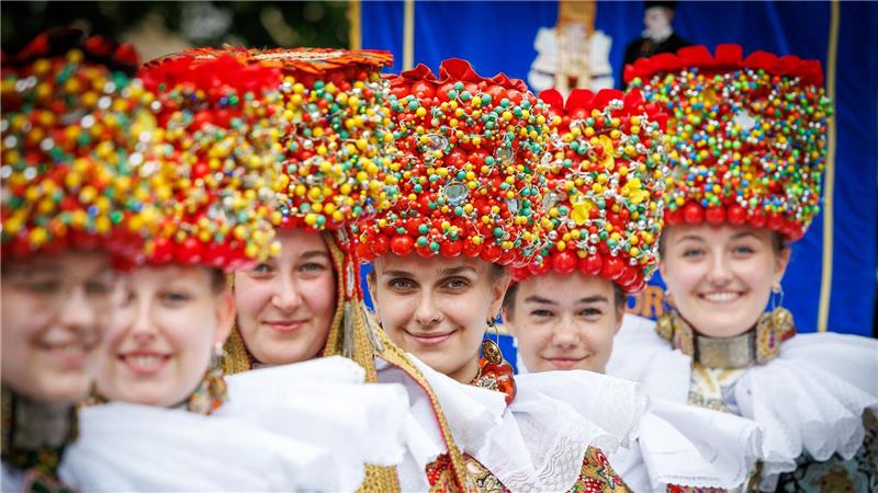 Mitglieder der Trachtengruppe Schaumburg Lippe tragen beim Tag der Niedersachsen in Osnabrück ihre traditionelle Tracht.