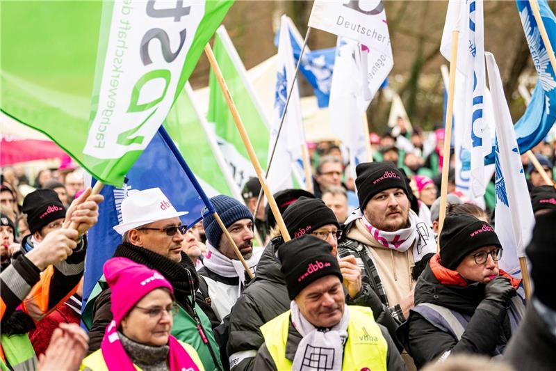 Zähes Ringen in Länder-Tarifstreit Mitglieder der dbb, GDL und der DPolG nehmen an einer Solidaritäts-Kundgebung bei der Fortsetzung der Tarifverhandlungen für die Beschäftigten des öffentlichen Dienstes der Länder teil.