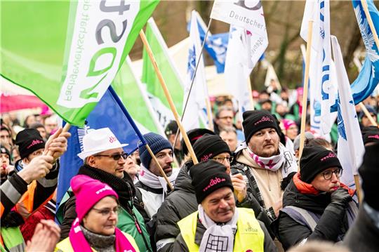 Mitglieder der dbb, GDL und der DPolG nehmen an einer Solidaritäts-Kundgebung bei der Fortsetzung der Tarifverhandlungen für die Beschäftigten des öffentlichen Dienstes der Länder teil.