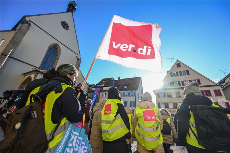 Warnstreiks gehen weiter – Busse im Kreis betroffen Mitglieder der der Gewerkschaft Verdi stehen bei einer Kundgebung mit Fahnen. Foto: Bernd Weißbrod, dpa
