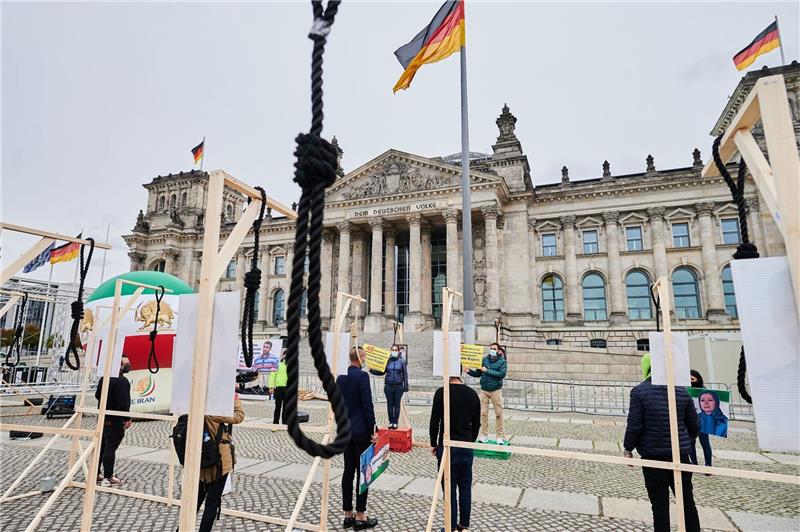 Oberstes Gericht bestätigt weiteres Todesurteil im Iran Mitglieder der iranischen Exil-Community demonstrieren vor dem Reichstag gegen die verhängten Todesurteile (Archivbild).