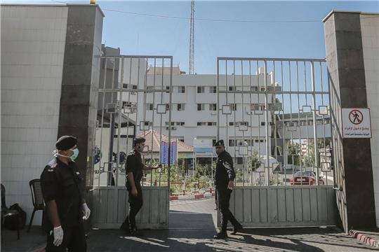 Mitglieder der islamistischen Hamas bewachen die Tore des Schifa-Krankenhaus in Gaza.