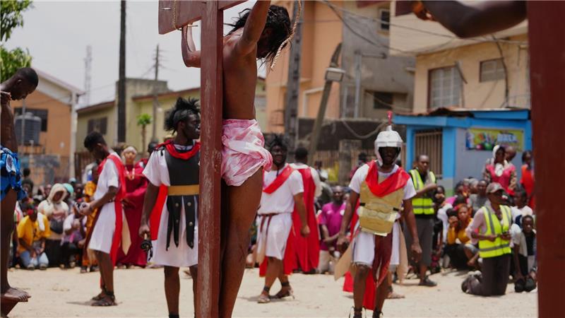 Mitglieder der katholischen Kirche St. Francis nehmen an einer Nachstellung des Kreuzwegs Jesu Christi am Karfreitag teil.