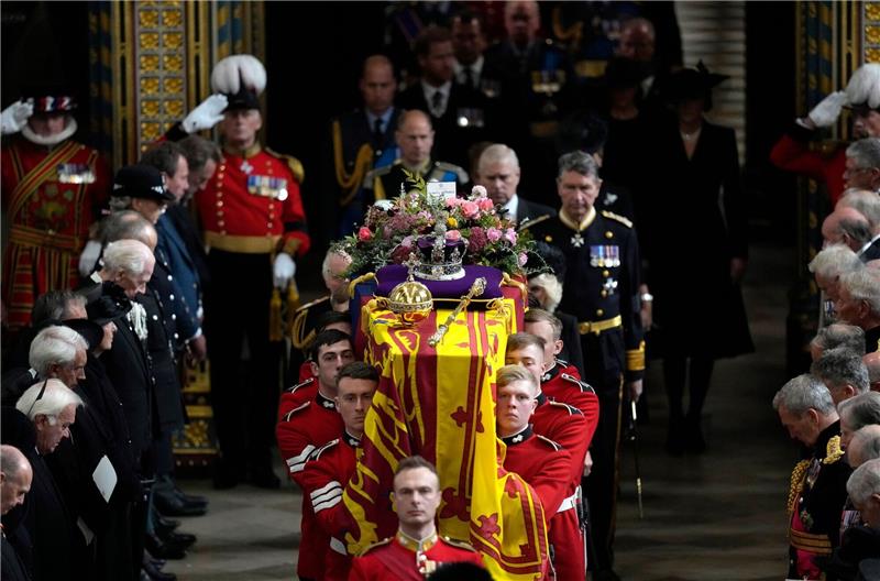 Royale Ehren für Queen-Sargträger Mitglieder der königlichen Familie folgen dem Sarg von Königin Elizabeth II., der von mehreren Männern getragen wird.