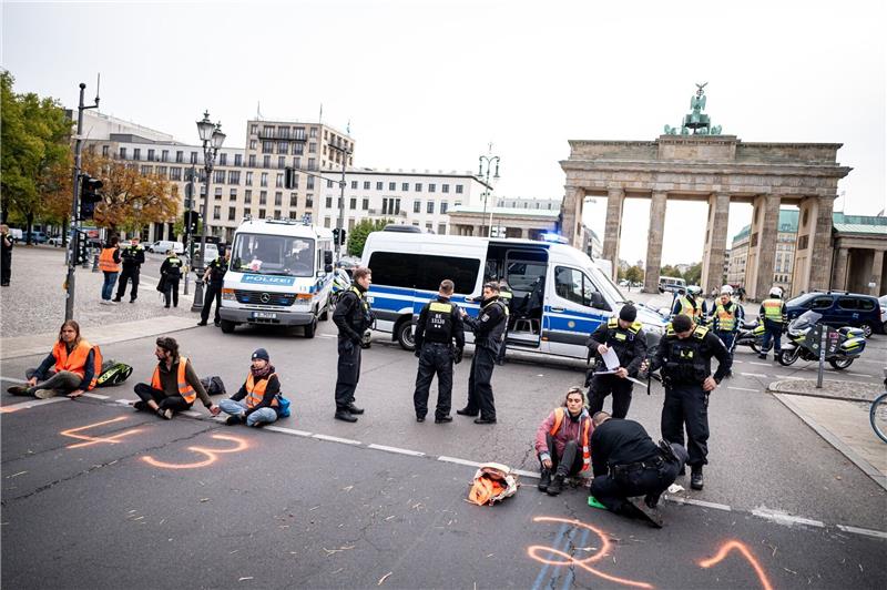 Blockade von Klimaaktivisten vor Brandenburger Tor Mitglieder der letzten Generation haben sich auf die Straße des 17. Juni vor dem Brandenburger Tor geklebt.