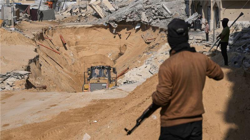 Mitglieder der militanten Hamas-Gruppe graben nach den Leichen israelischer Geiseln inmitten zerstörter Gebäude im südlichen Gazastreifen.