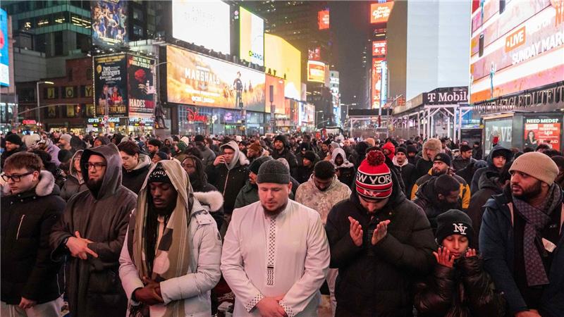 Mitglieder der muslimischen Gemeinschaft beten am Times Square in New York.