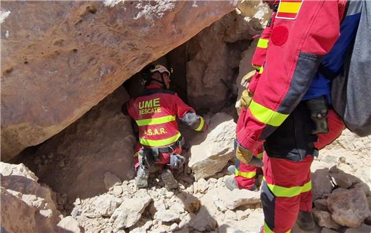 Mitglieder der spanischen Military Emergency Unit suchen nahe Khair Anougal unter einem eingestürzten Gebäude nach Überlebenden.