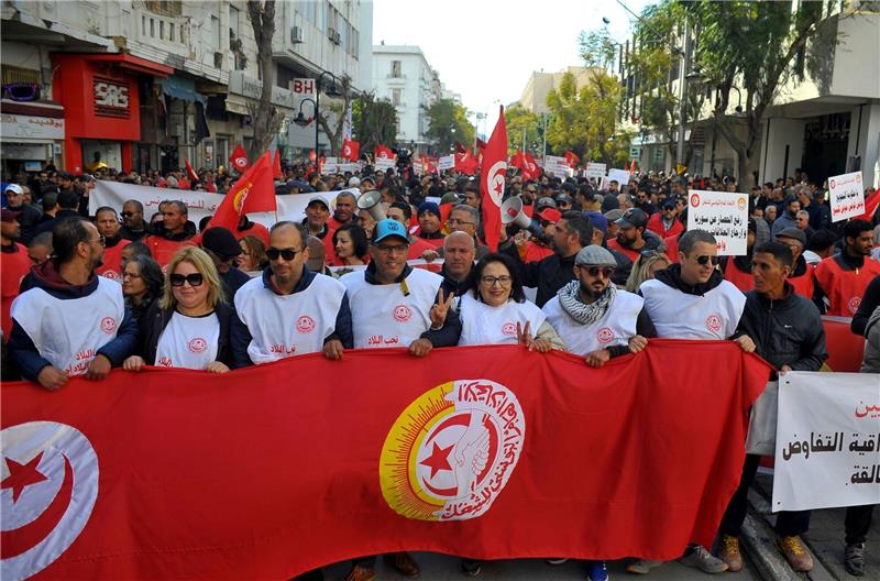 Gegen „Unterdrückung und Tyrannei”: Proteste in Tunesien Mitglieder des Gewerkschaftsverbands UGTT nehmen in Tunis an einer Demonstration gegen die Politik von Präsident Kais Saied teil.
