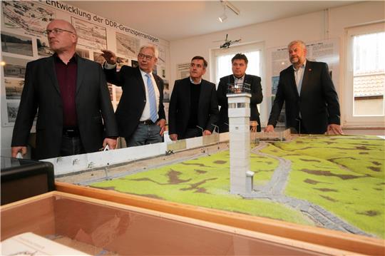 Mitglieder des Grenzerkreises Abbenrode führen Thomas Balcerowski (Mitte), Landrat des Kreises Harz, und Wolfenbüttels stellvertretenden Landrat Uwe Schäfer (2.v.re.) anlässlich des Jubiläums durch das Grenzzimmer des Heimatmuseums. Foto: Gereke