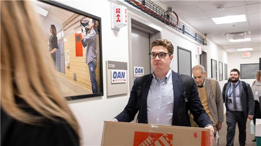 Mitglieder des Pentagon-Pressekorps verlassen das US-Verteidigungsministerium.