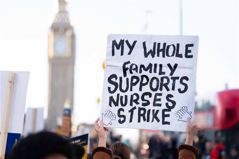 Land des Stillstands: Streikwelle lähmt Großbritannien Mitglieder des Royal College of Nursing streiken vor dem Krankenhaus St. Thomas in London.