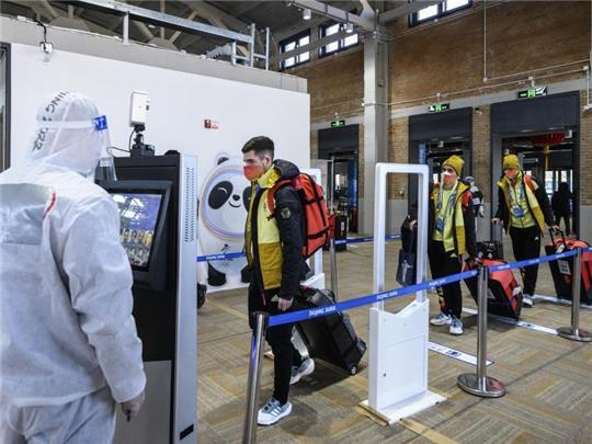 Mitglieder des Team Deutschland passieren die Sicherheitskontrolle nach ihrer Ankunft im Olympischen Dorf. Foto: Anthony Wallace/Pool AFP/dpa