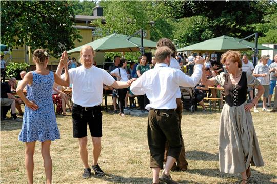 Mitglieder des Vereins Weda Elysia führen zum Wienröder Kirschenfest 2018 Volkstänze auf. Foto: Jens Müller