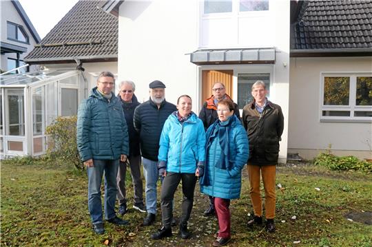 Mitglieder des Vorstands und des Kuratoriums der Goslarer Naturschutzstiftung Gesa und Gerhard Hartmann vor dem Wohnhaus des verstorbenen Ehepaares. Um die Goslarer Immobilie läuft ein Erbstreit. Stiftungsvorsitzender Dr. Friedhart Knolle (3. v. links) mit Stellvertreter Rainer Schlicht (links), Kuratoriumsmitglied Wolfgang Lampe-Traupe (2. v. links), Vorstandsmitglied Annett Jerke (Mitte) sowie dem Kuratoriumsvorsitzenden Jörg Steinmetz (3. v. rechts) und den Kuratoriumsmitgliedern Sabine Seifarth und Dr. Jürgen Hartmann (rechts). Foto: Stade