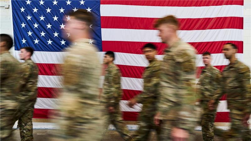 Mitglieder des XVIII. Luftlandekorps empfangen US-Präsident Trump in Fort Bragg. 