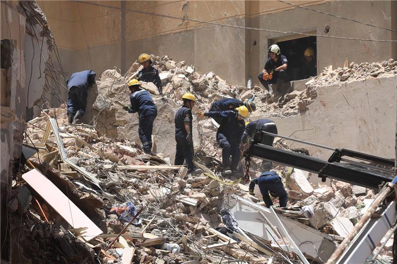 13-stöckiges Gebäude in Alexandria eingestürzt Mitglieder des ägyptischen Zivilschutzes bei den Überresten des eingestürzten 13-stöckigen Wohngebäudes in Alexandria.