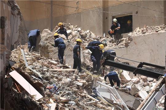 Mitglieder des ägyptischen Zivilschutzes bei den Überresten des eingestürzten 13-stöckigen Wohngebäudes in Alexandria.