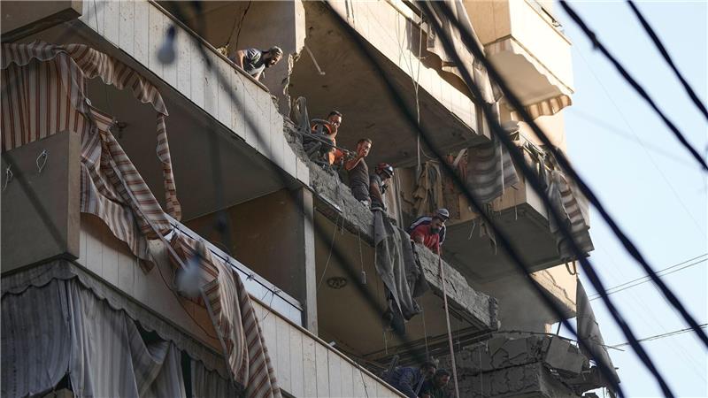 Israel: Hisbollah-Anführer in Beirut getötet Mitglieder des libanesischen Zivilschutzes untersuchen Schäden in getroffener Wohnung in südlichem Vorort von Beirut.