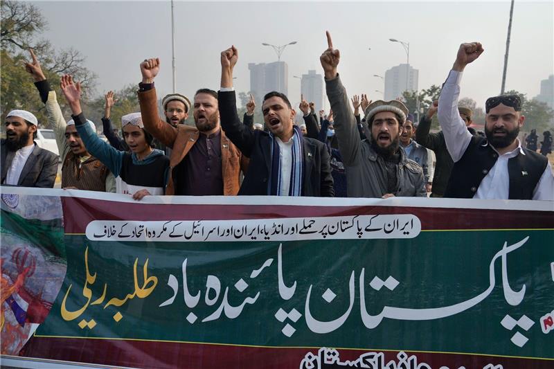Teheran: Pakistans Angriff tötet eigene Staatsangehörige Mitglieder des muslimischen Studentenverbands Talba Mahaz Pakistan während einer Demonstration in Islamabad zur Verurteilung des iranischen Angriffs.
