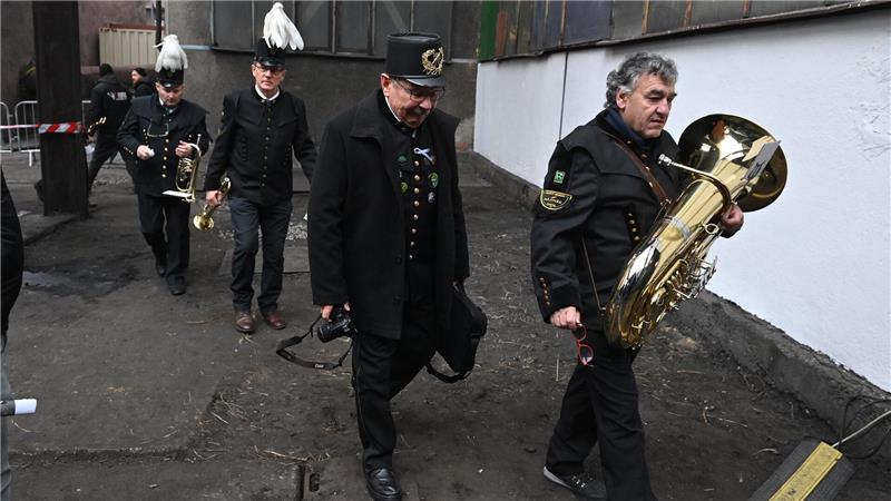 Mitglieder einer Bergmannskapelle begleiteten mit ihren Instrumenten die Zeremonie zum Abschied vom Steinkohleabbau im Bergwerk CSM in Stonava.