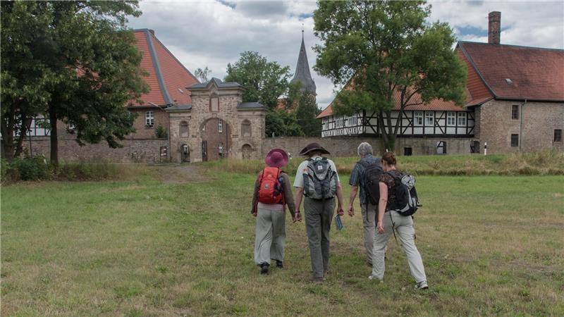 Mitglieder einer Pilgergruppe erreichen das Kloster Wöltingerode bei Vienenburg.