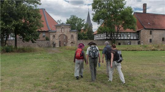 Mitglieder einer Pilgergruppe erreichen das Kloster Wöltingerode bei Vienenburg.