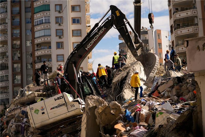 Erdbeben: So funktionieren Frühwarnsysteme Mitglieder eines Rettungsteams suchen nach Menschen in einem zerstörten Gebäude in Adana.