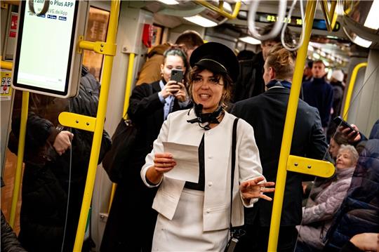 Mitglieder von Extinction Rebellion protestieren als Flugbegleiter verkleidet in einer Berliner U-Bahn.