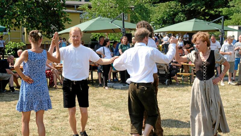 Rechtsextreme siedeln im Harz Mitglieder von „Weda Elysia“ beim Volkstanz.Foto: Jens Müller