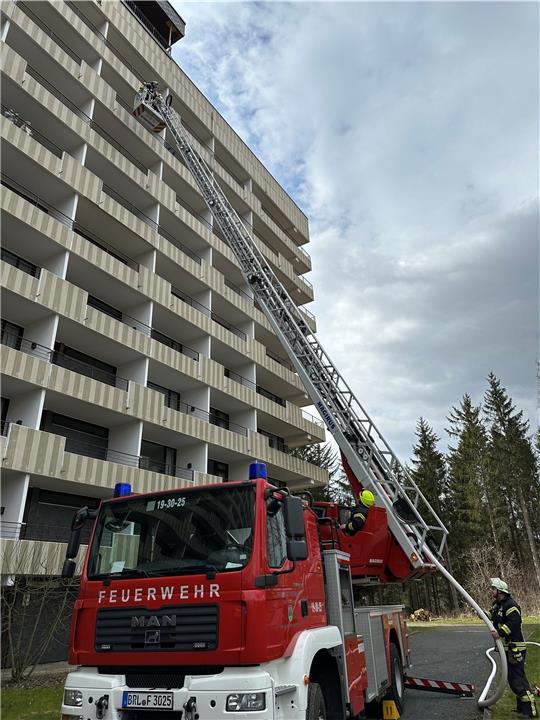 Mithilfe der Drehleiter holen die Einsatzkräfte der Freiwilligen Feuerwehr Braunlage die Puppe aus der achten Etage.  Fotos: Eggers