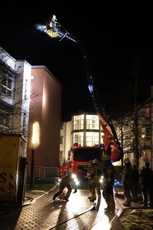 Liebenburg: Feuer fordert 70 Einsatzkräfte und 400.000 Euro Schaden Mithilfe der Drehleiter wird die Einsatzstelle auf dem Dach ausgeleuchtet.