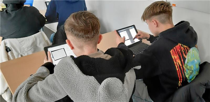 Harzburger Schüler setzten Nazi-Opfern digitales Denkmal Mithilfe der Schülerinnen und Schüler werden vorgegebene Dokumente digitalisiert und besser lesbar gemacht. Die gute Ausstattung mit schuleigenen I-Pads macht das Unterrichtsprojekt unkompliziert. Fotos: Privat
