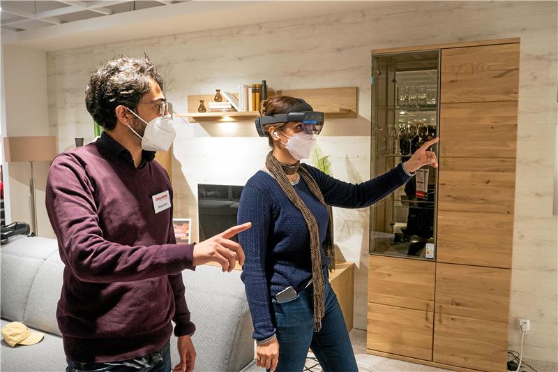 Augmented Reality: Die TU Clausthal hilft, die Wohnung einzurichten Mithilfe einer sogenannten Augmented-Reality-Brille können die Nutzer ihr Sofa konfigurieren, wie hier im Goslarer Möbelhaus Schulenburg. Durch die digitale Technik, mit der sich die TU Clausthal beschäftigt, ist das auch von Zuhause möglich.  Foto: Kaiser
