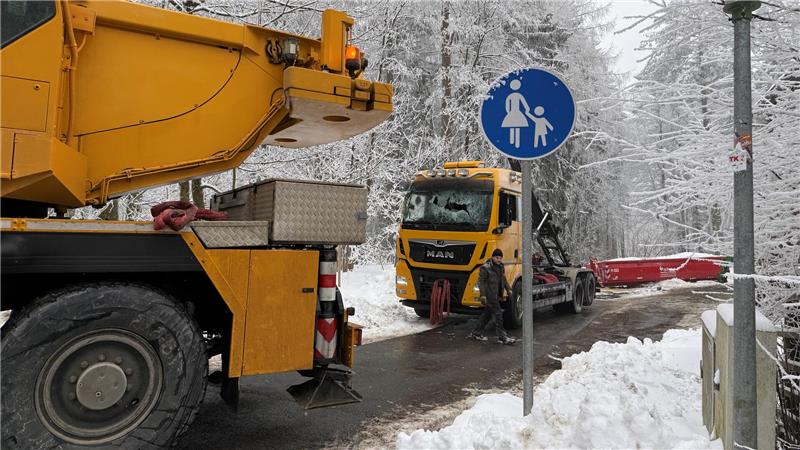 Pferdemist ist zu schwer: 60-jähriger Lkw-Fahrer verletzt Das Foto zeigt einen Lastwagen auf einem Weg, der eine zerbrochende Windschutzscheibe hat.