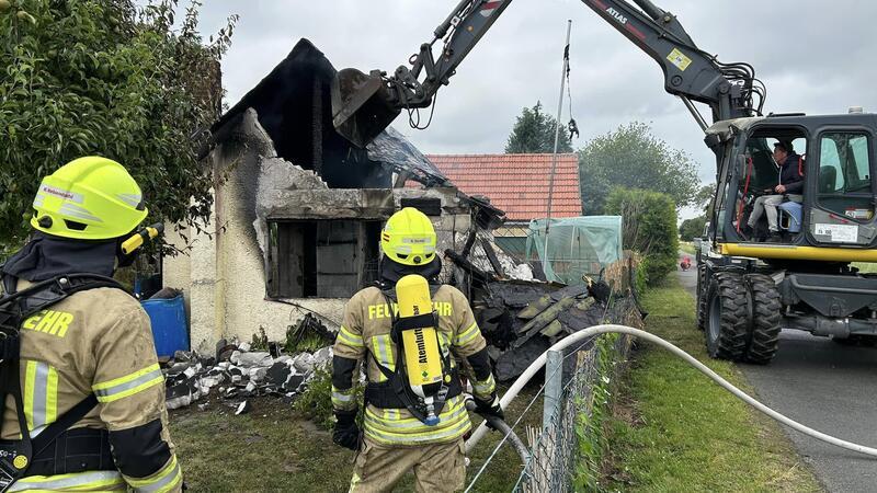 Gartenhaus gerät durch Fahrlässigkeit in Vollbrand Mithilfe eines Baggers wurde erst das Dach und schließlich das gesamte Brandgebäude eingerissen